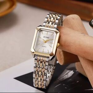 Women's Gold and Silver Watch
Quartz Watch – White Dial ✨